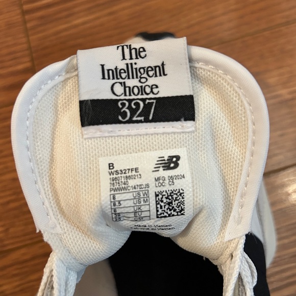 NWT New Balance 327 Women's Black and White Sneakers - Picture 9 of 9